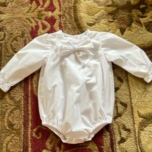 Beaufort bonnet white onesie shirt size 12 to 18 months